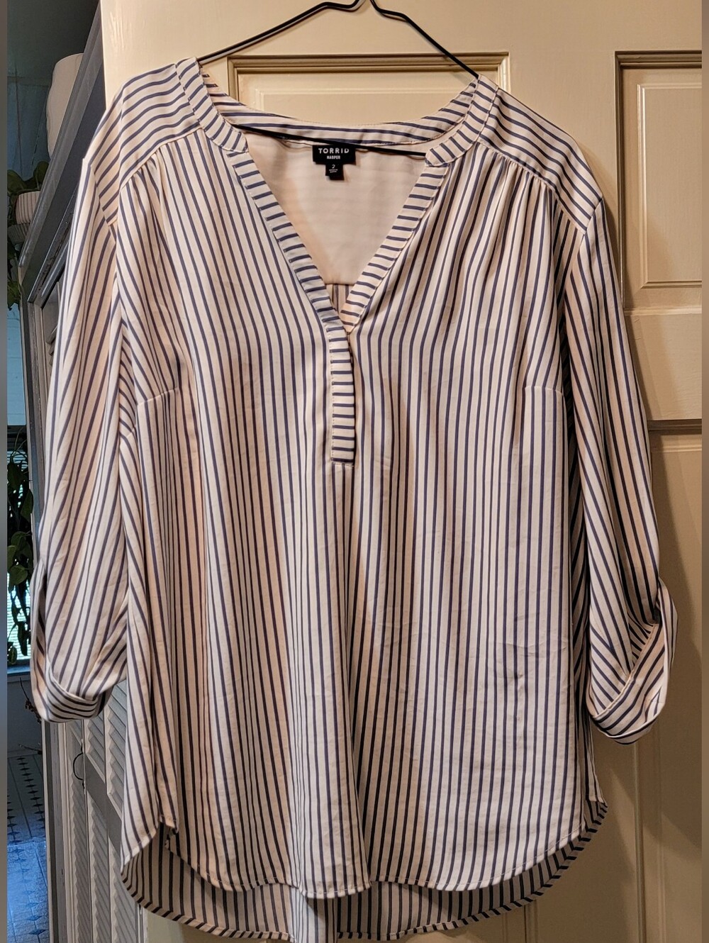 Torrid Curve White and Navy Vertical Stripe V-Neck Tunic Blouse. Size 2.